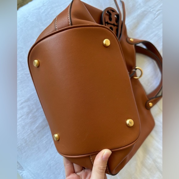 Tory Burch Miller Bucket Bag- like new - Picture 5 of 7